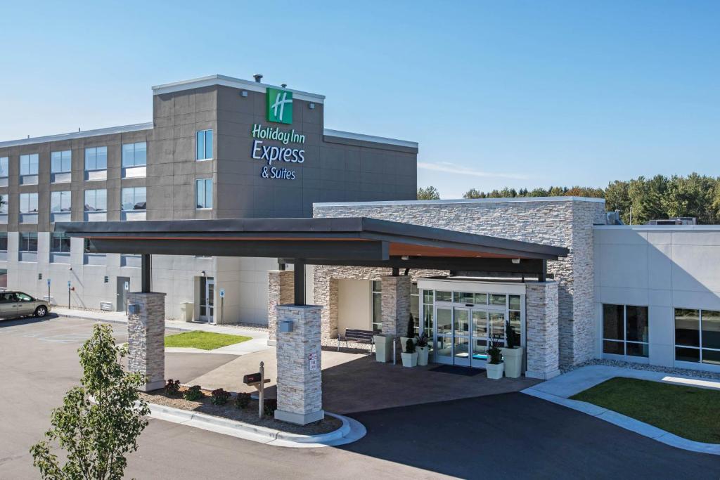 Holiday Inn Express & Suites Ludington Main image 1